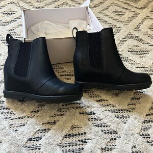 Athlefit pull on wedge booties. Size 6.5. NWT in box.